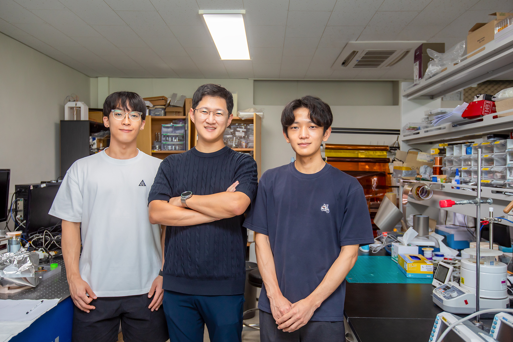Seonghun Hwang, Professor Dongwhi Choi, and Jeongseok Oh in MAPLAB, from left. Photo: Kyung Hee University.